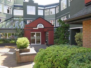 Photo 1: 501 121 W 29TH Street in North Vancouver: Upper Lonsdale Condo for sale in "Somerset Green" : MLS®# R2145670