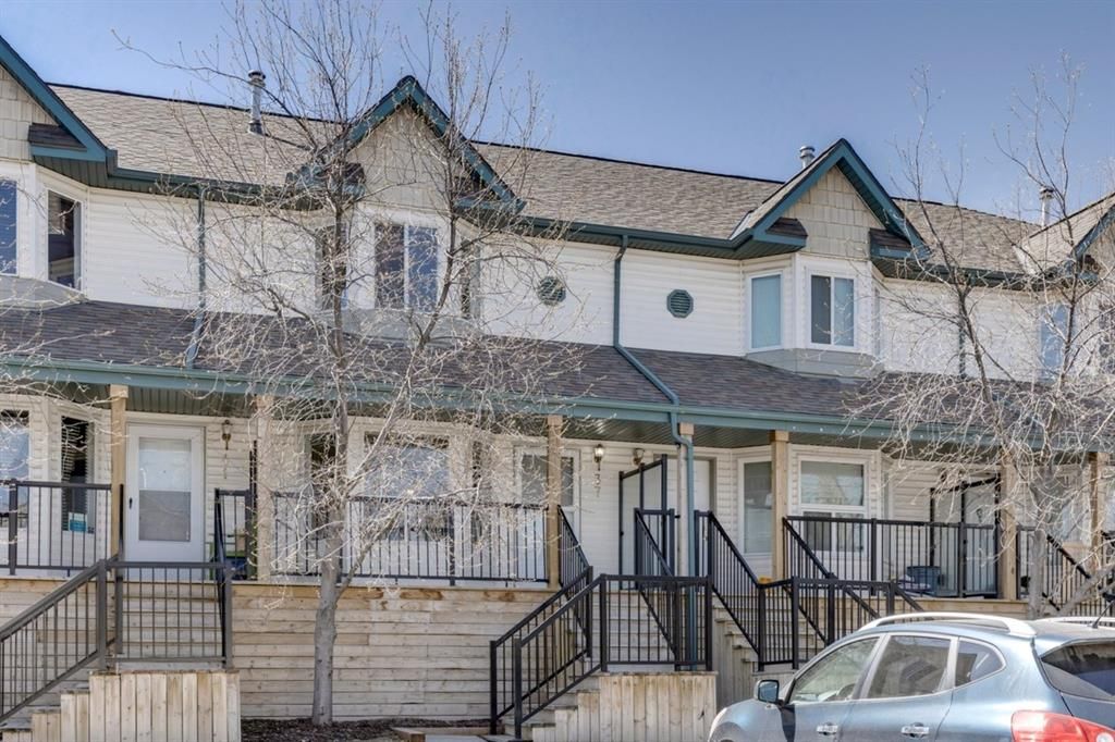 Main Photo: 37 Hidden Valley Villas NW in Calgary: Hidden Valley Row/Townhouse for sale : MLS®# A1212930