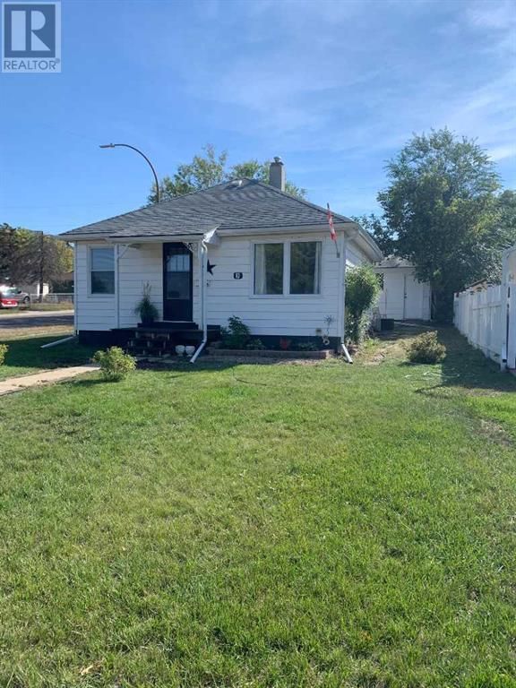 Main Photo: 3 8 Street SW in Medicine Hat: House for sale : MLS®# A2080874