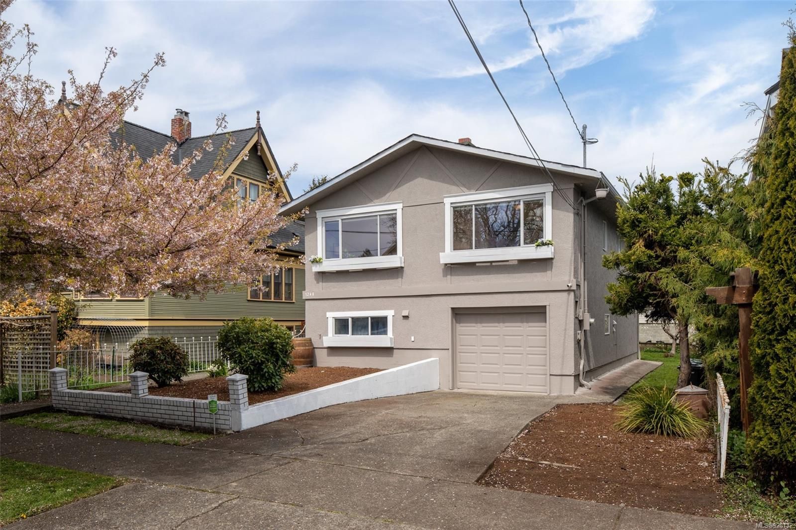 Main Photo: 1248 Chapman St in Victoria: Vi Fairfield West House for sale : MLS®# 928732