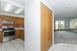 Photo 13: 3202 33 CHESTERFIELD Place in North Vancouver: Lower Lonsdale Condo for sale in "Harbour View Park" : MLS®# R2365338