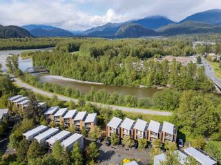 Photo 2: 10 39893 GOVERNMENT Road in Squamish: Northyards Townhouse for sale in "Elements" : MLS®# R2880916