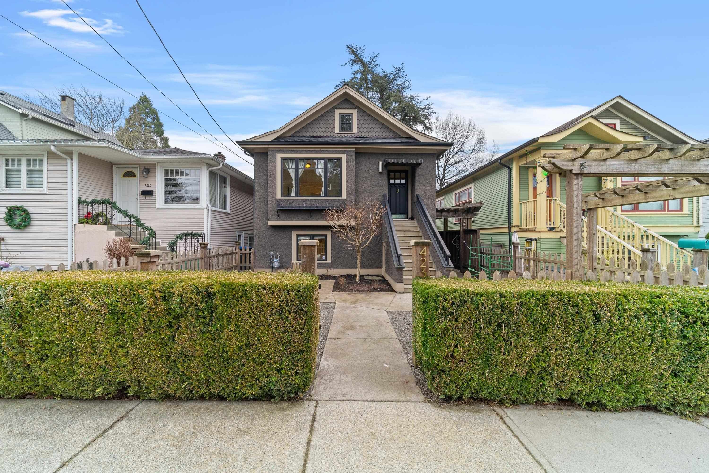 Main Photo: 423 OAK Street in New Westminster: Queens Park House for sale in "Queen's Park" : MLS®# R2644230
