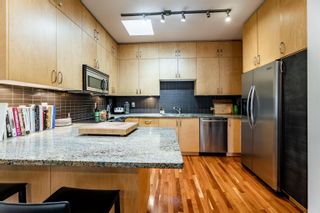 Photo 2: 696 W 16TH Avenue in Vancouver: Cambie Townhouse for sale in "HEATHERVIEW" (Vancouver West)  : MLS®# R2765398