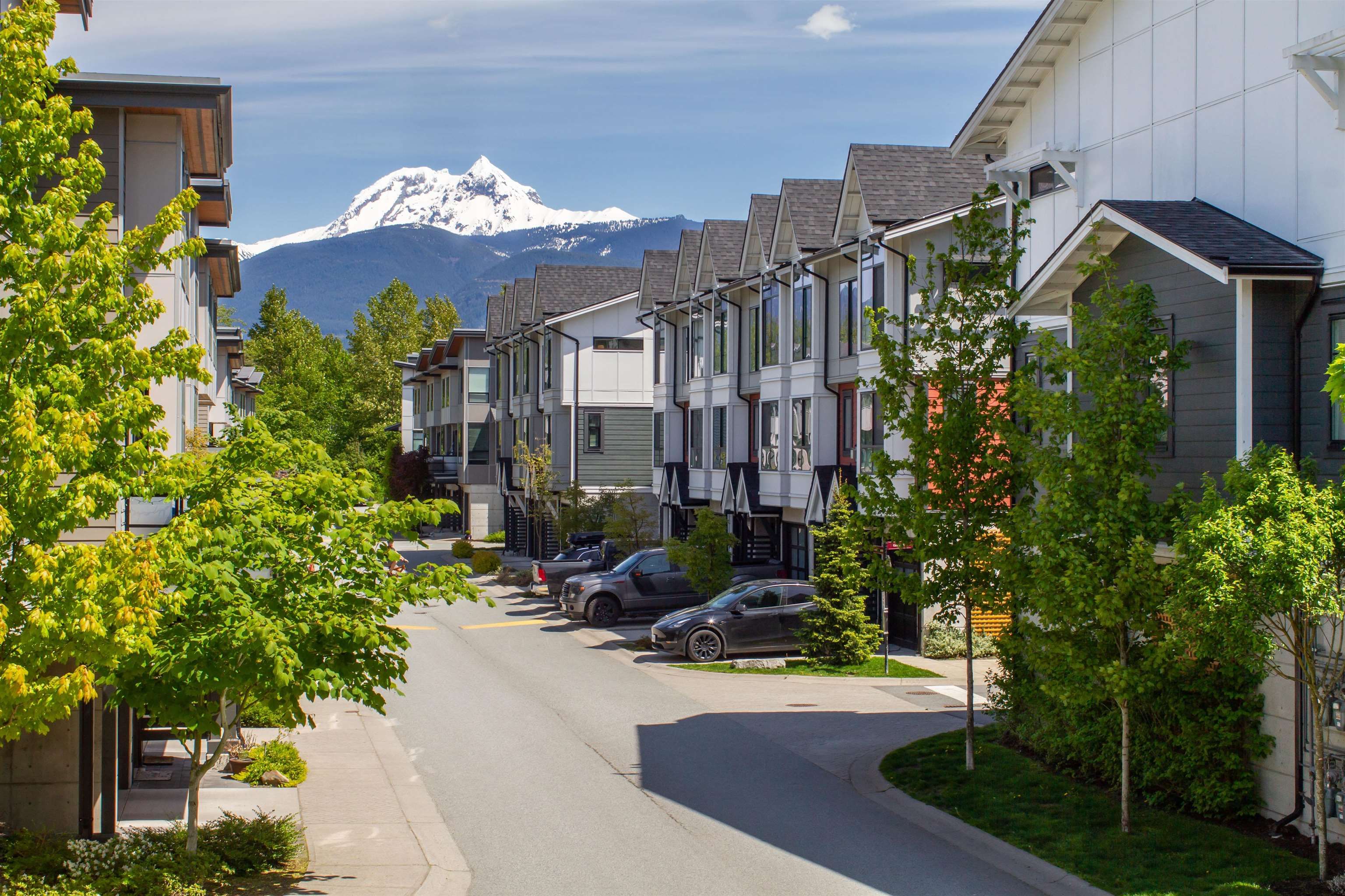 Main Photo: 38335 SUMMITS VIEW Drive in Squamish: Downtown SQ Townhouse for sale in "NATURE'S GATE- EAGLEWIND" : MLS®# R2690874