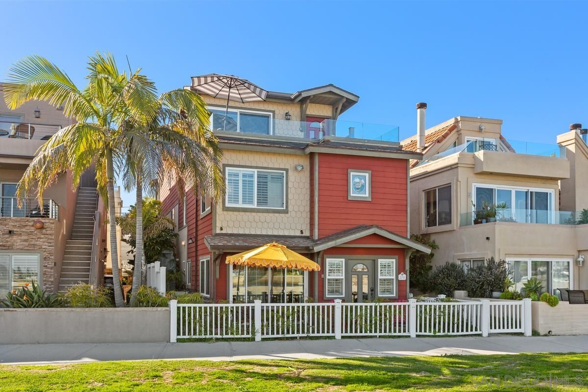 Main Photo: MISSION BEACH House for sale : 6 bedrooms : 3656 Bayside Walk in San Diego