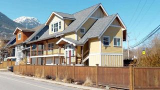 Photo 1: 1223 WILSON Crescent in Squamish: Dentville House for sale : MLS®# R2347356