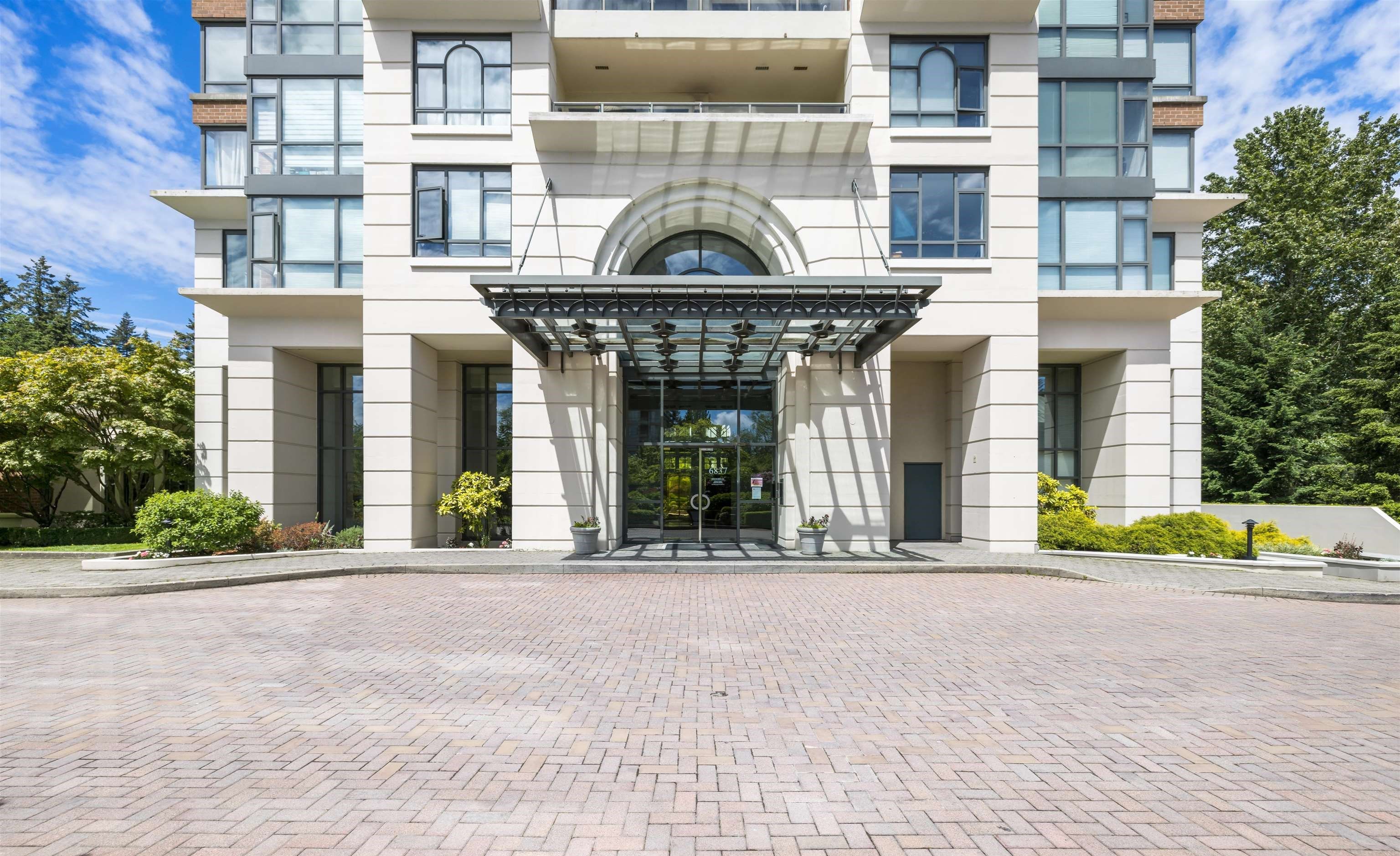 Main Photo: 1607 6837 STATION HILL Drive in Burnaby: South Slope Condo for sale in "The Claridges" (Burnaby South)  : MLS®# R2700076
