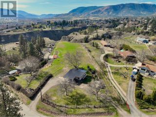 Photo 2: 303 Hyslop Drive in Penticton: House for sale : MLS®# 10309501