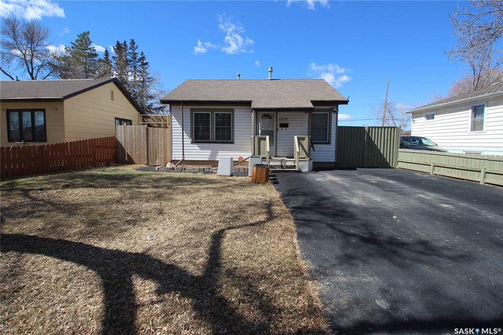 Main Photo: 1219 1st Avenue North in Saskatoon: Kelsey/Woodlawn Residential for sale : MLS®# SK924277