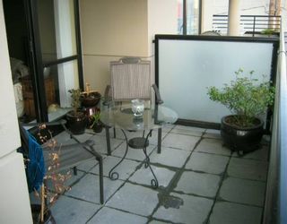 Photo 8: 303 124 W 1ST ST in North Vancouver: Lower Lonsdale Condo for sale in "THE 'Q'" : MLS®# V586942