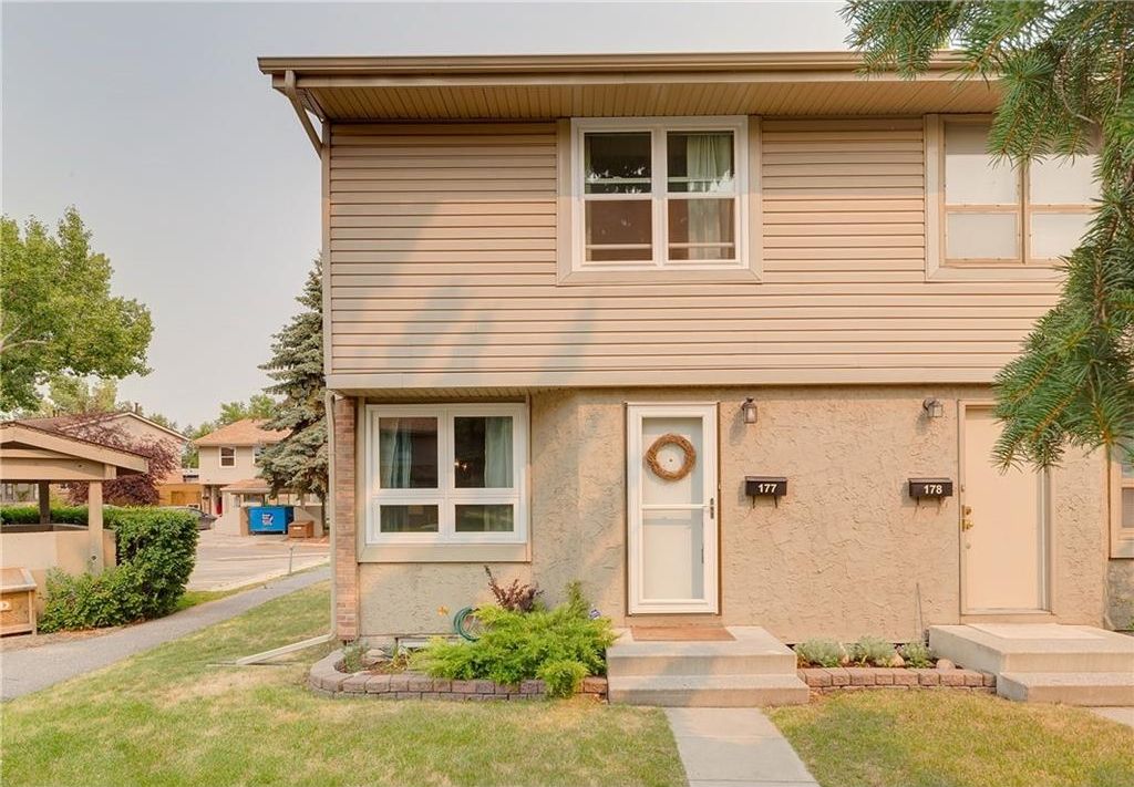 Main Photo: 177 123 QUEENSLAND Drive SE in Calgary: Queensland House for sale : MLS®# C4129776