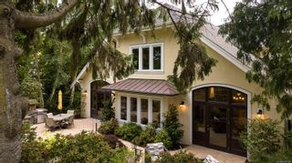 Photo 1: 2097 Windsor Rd in Oak Bay: OB South Oak Bay House for sale : MLS®# 909139