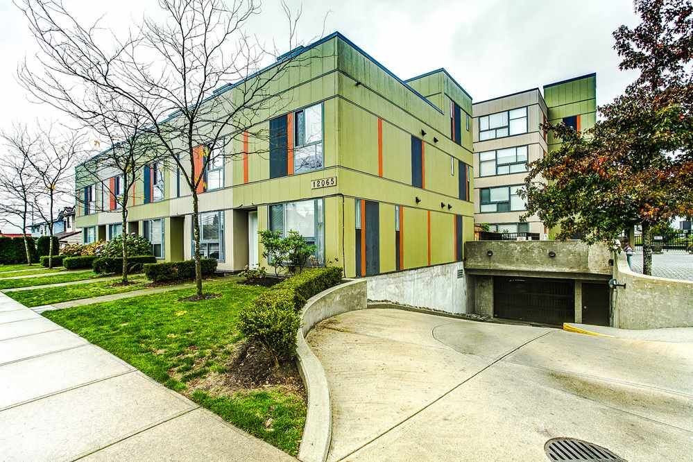 Main Photo: 3 12065 228 Street in Maple Ridge: East Central Townhouse for sale in "RIO" : MLS®# R2117718