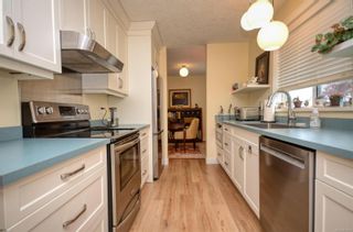 Photo 1: 84 Wolf Lane in View Royal: VR Glentana Manufactured Home for sale : MLS®# 932519