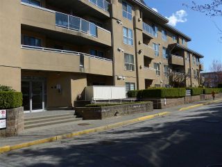 Photo 3: 311 13780 76 Avenue in Surrey: East Newton Condo for sale in "Earls Court" : MLS®# R2449876