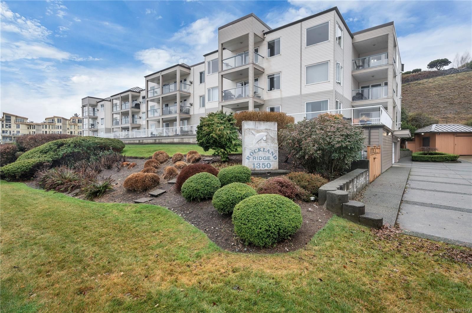 Main Photo: 308 1350 S Island Hwy in Campbell River: CR Campbell River Central Condo for sale : MLS®# 921573