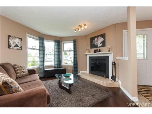 Main Photo: 1279 Lidgate Crt in VICTORIA: SW Strawberry Vale House for sale (Saanich West)  : MLS®# 704635