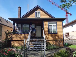 Photo 1: 557 E 10TH Avenue in Vancouver: Mount Pleasant VE House for sale (Vancouver East)  : MLS®# R2679194
