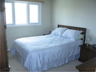 Photo 9: Gorgeous 5 Bedroom Bi-level!