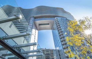 Photo 2: 1603 89 NELSON Street in Vancouver: Yaletown Condo for sale in "THE ARC" (Vancouver West)  : MLS®# R2411058