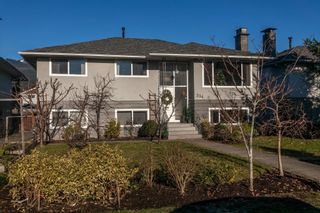 Photo 2: 334 E 18 Street in North Vancouver: Central Lonsdale House for sale : MLS®# R2724839