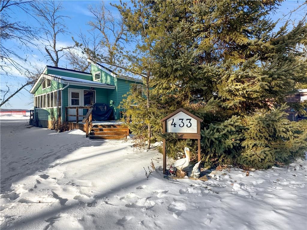 Main Photo: 433 Hall Drive in Pelican Lake: House for sale : MLS®# 202332069