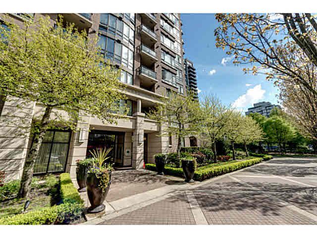 Main Photo: 303 170 W 1ST Street in North Vancouver: Lower Lonsdale Condo for sale in "ONE PARKLANE" : MLS®# V1117348