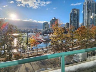 Photo 2: 3A 1067 MARINASIDE Crescent in Vancouver: Yaletown Townhouse for sale in "Quaywest" (Vancouver West)  : MLS®# R2776862