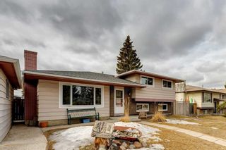 Photo 4: 115 Queensland Circle SE in Calgary: Queensland Detached for sale : MLS®# A2112471