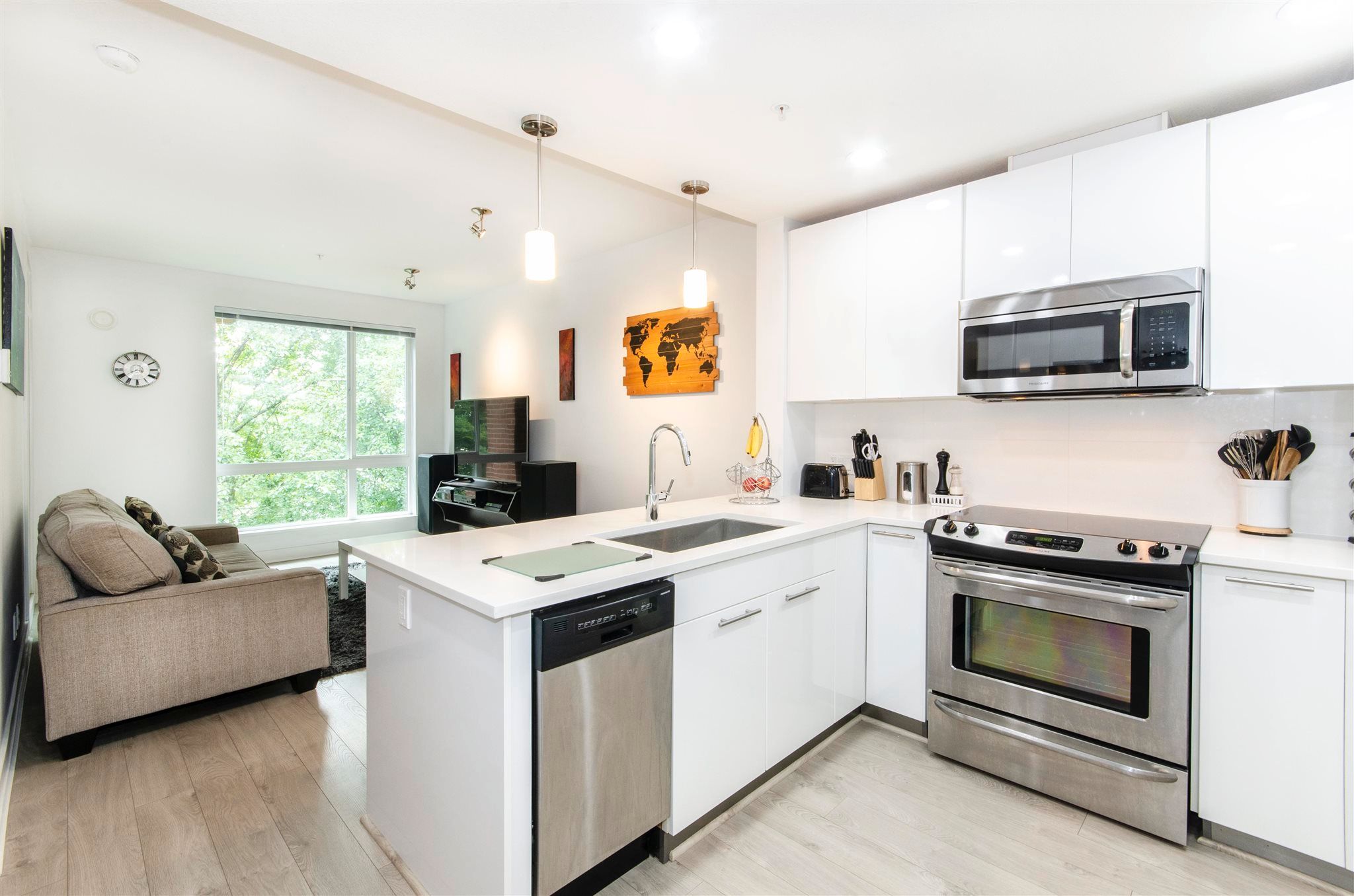 404 733  West 3RD Street, North Vancouver
