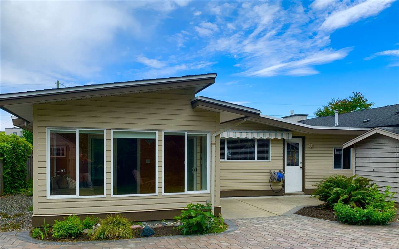 Main Photo: 233 67 Street in Tsawwassen: Boundary Beach House for sale in "Bounday Bay" : MLS®# R2455324
