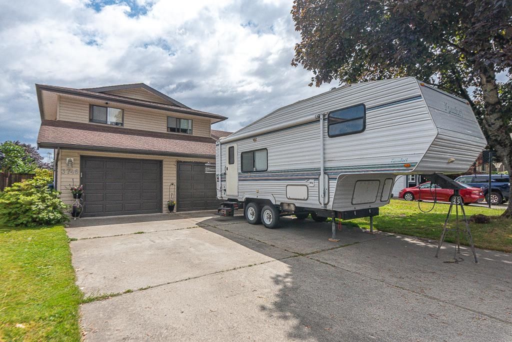 Main Photo: 3746 BALSAM Crescent in Abbotsford: Central Abbotsford House for sale : MLS®# R2710145
