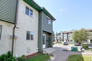 Photo 3: 89 2511 38 Street NE in Calgary: Rundle Row/Townhouse for sale : MLS®# A1022861