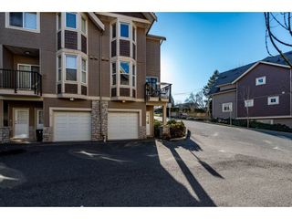 Photo 2: 1 33321 GEORGE FERGUSON Way in Abbotsford: Central Abbotsford Townhouse for sale in "Cedar Lane" : MLS®# R2438184