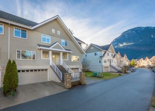 Photo 1: 32 1200 EDGEWATER Drive in Squamish: Northyards Townhouse for sale in "Edgewater" : MLS®# R2748608
