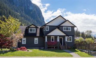 Photo 1: 1007 BALSAM Place in Squamish: Valleycliffe House for sale in "RAVENS PLATEAU" : MLS®# R2232949