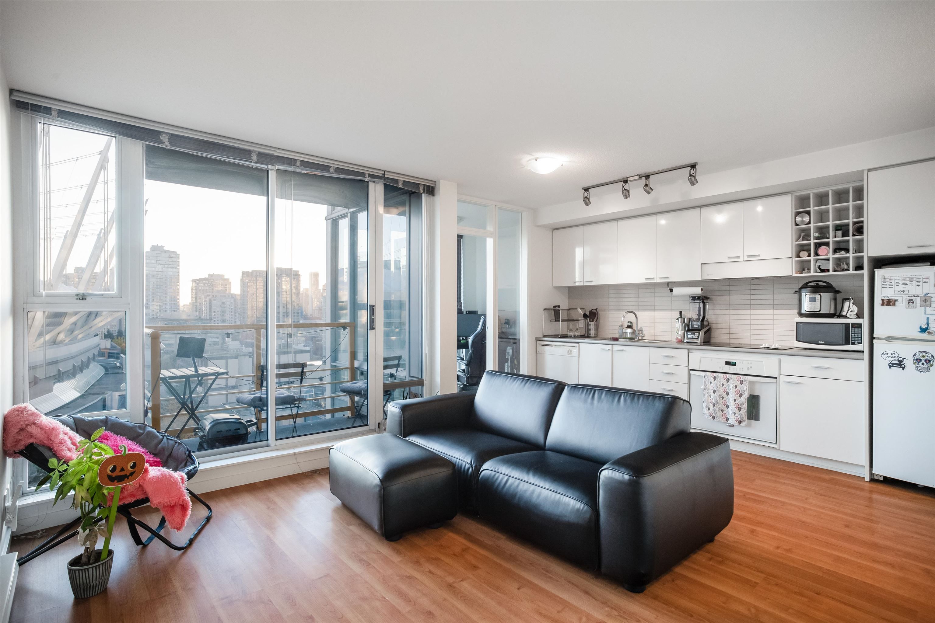 Main Photo: 1201 668 CITADEL PARADE in Vancouver: Downtown VW Condo for sale (Vancouver West)  : MLS®# R2630194