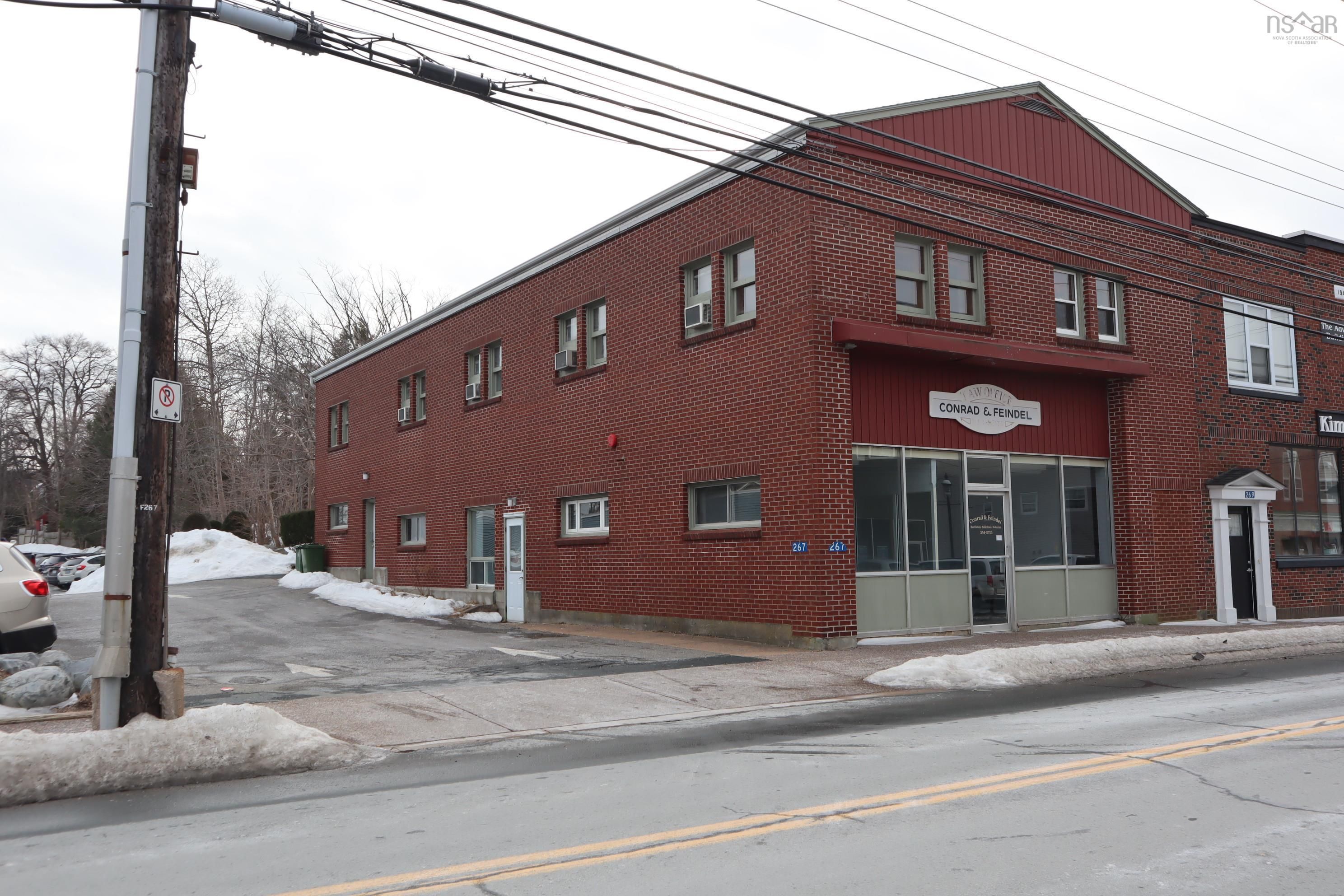 Main Photo: 267 Main Street in Liverpool: 406-Queens County Commercial  (South Shore)  : MLS®# 202206741
