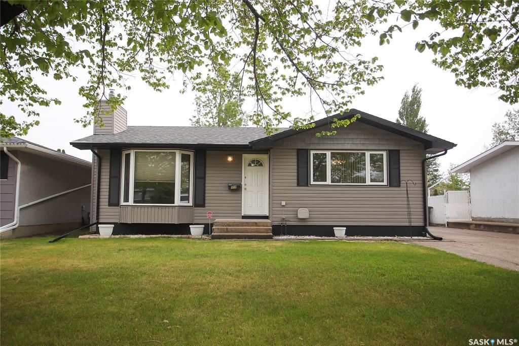 Main Photo: 318 Boychuk Drive in Saskatoon: East College Park Residential for sale : MLS®# SK930085