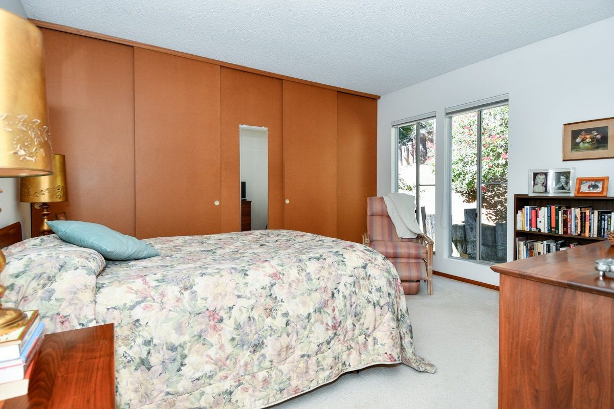 Photo 11: Photos: SOUTHWEST ESCONDIDO House for sale : 4 bedrooms : 2854 Calmar Dr in Escondido