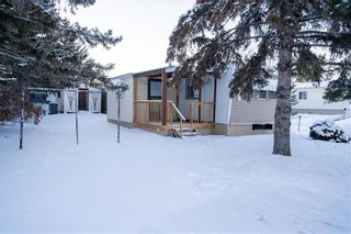 Photo 1: 2 Springwood Drive in Winnipeg: South Glen Residential for sale (2F)  : MLS®# 202228120