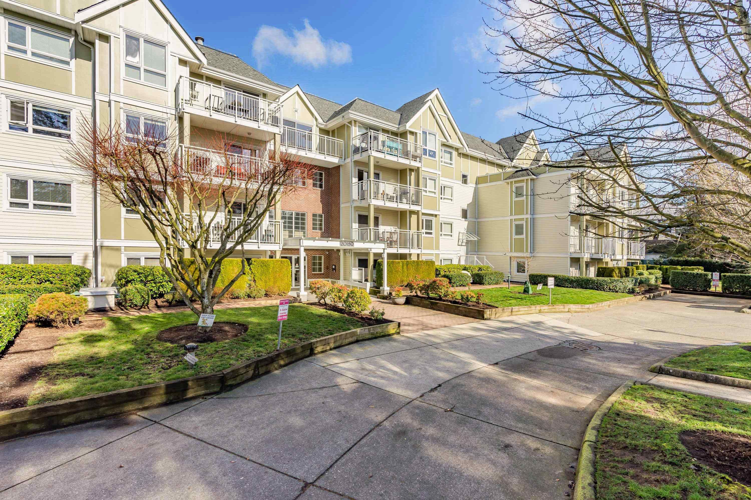 Main Photo: 403 20189 54 Avenue in Langley: Langley City Condo for sale in "Catalina Gardens" : MLS®# R2843558