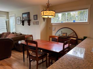 Photo 5: 1 728 GIBSONS Way in Gibsons: Gibsons & Area Townhouse for sale (Sunshine Coast)  : MLS®# R2766167