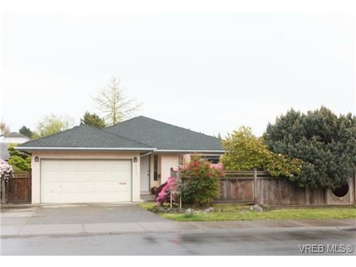 Main Photo: 4113 Larchwood Dr in VICTORIA: SE Lambrick Park House for sale (Saanich East)  : MLS®# 699447