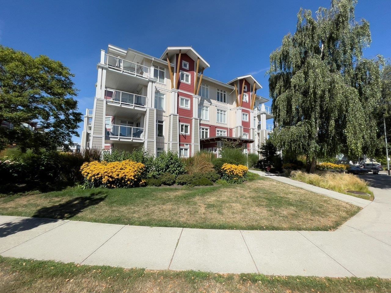 Main Photo: 403 4233 BAYVIEW Street in Richmond: Steveston South Condo for sale in "THE VILLAGE AT IMPERIAL LANDING" : MLS®# R2718014