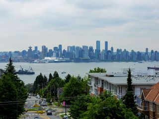 Photo 1: PH2 1288 CHESTERFIELD Avenue in North Vancouver: Central Lonsdale Condo for sale in "ALINA" : MLS®# R2171732