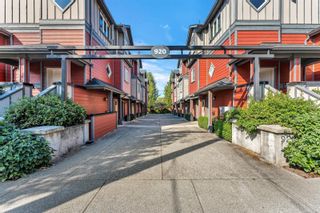 Photo 2: 2 920 Caledonia Ave in Victoria: Vi Central Park Row/Townhouse for sale : MLS®# 913481