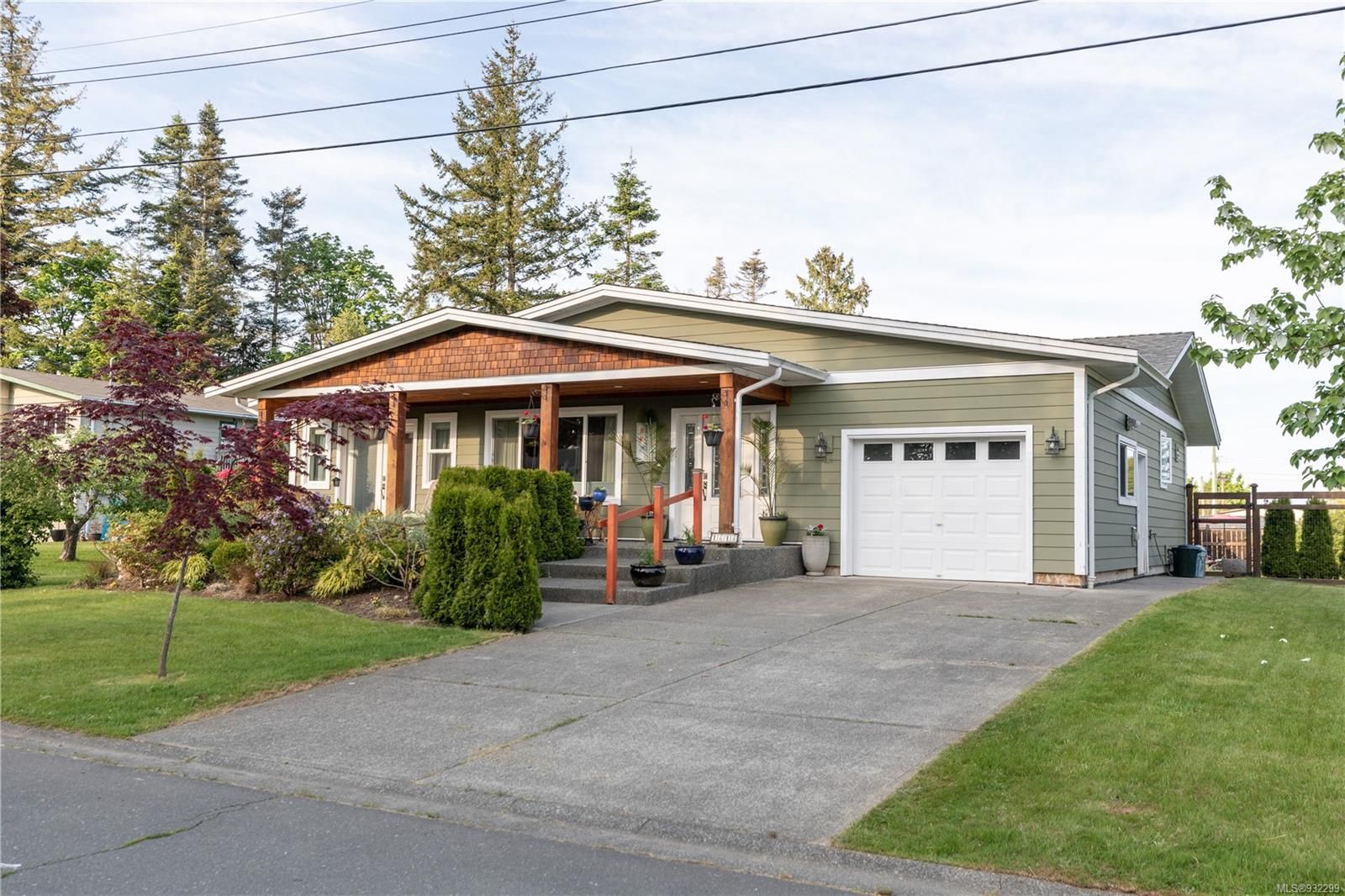 Main Photo: 1818 CARLYLE Cres in Campbell River: CR Willow Point House for sale : MLS®# 932299