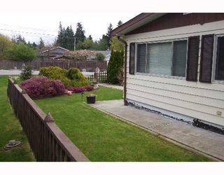 Photo 2: 5689 BJORN Place in Sechelt: Sechelt District Manufactured Home for sale in "BJORN PLAACE" (Sunshine Coast)  : MLS®# V644817